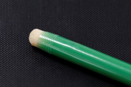 PET 保护膜之卷对卷切割 - 若使用传统方案来切割胶材或膜材,尺寸精度不高。因应精密包材之尺寸,京碼导入精密旋转运动平台,同步控制雷射源,进行长时间的非接触加工,达成传统方案无法达成的高切割精度。